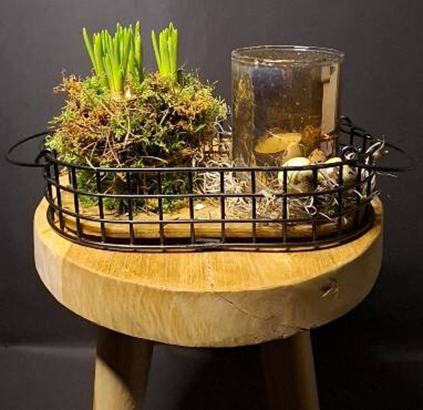 IJzerenmand opgemaakt met blauwe druifjes