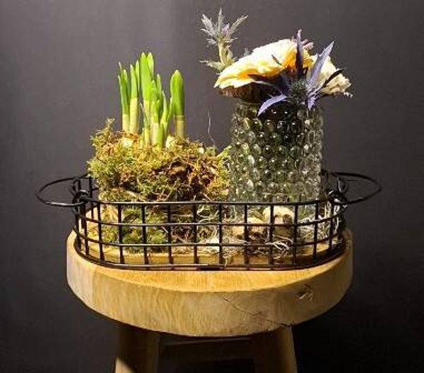 IJerenmand opgemaakt met narcissen & bloemen