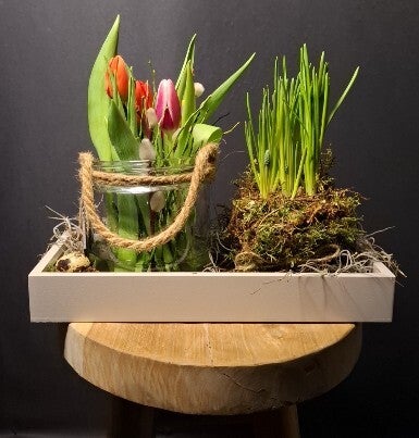 Dienblad opgemaakt tulpen & bolletjes