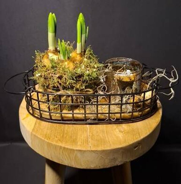 IJzerenmand opgemaakt met narcissen