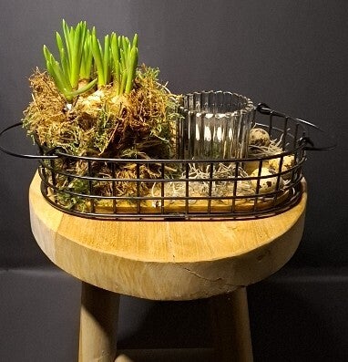 IJzeren mand opgemaakt met waxinelicht