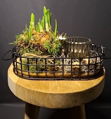 IJzeren mand opgemaakt met waxinelicht - narcissen