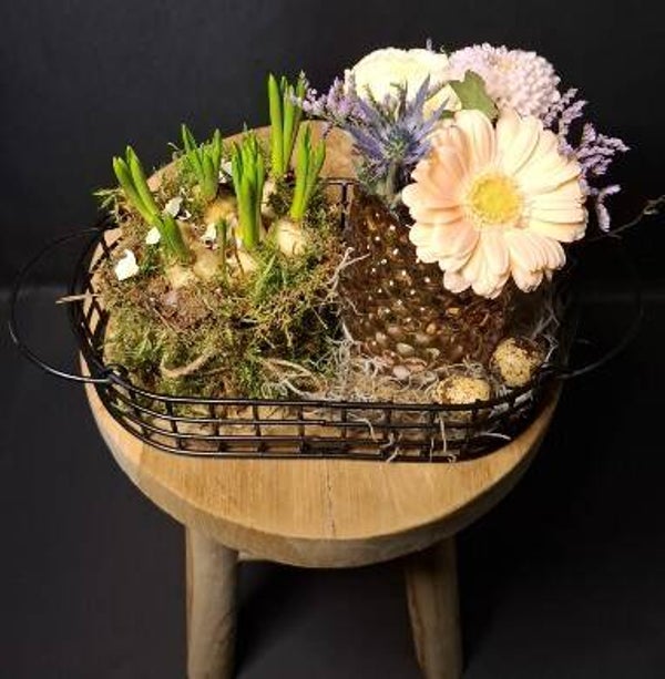 IJzerenmand opgemaakt met blauwe druifjes & bloemen