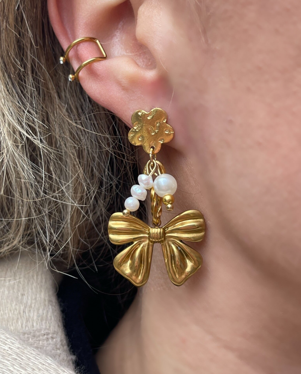 Pearly strik oorbellen