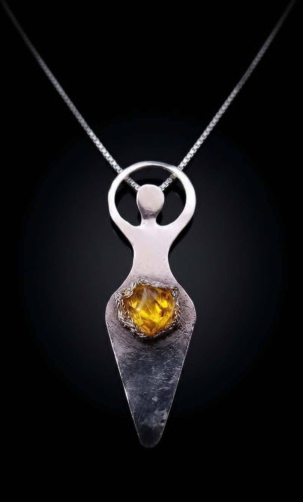 Dea in Argento e Ambra