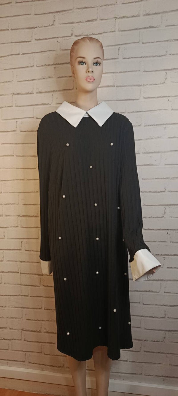 Jolie robe noire à perles