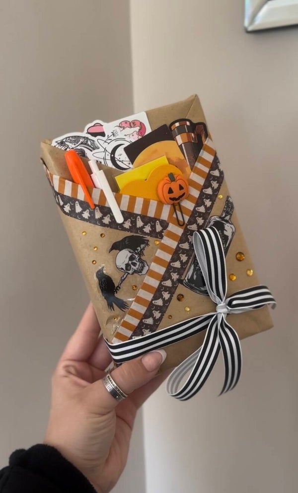 Halloween: Like New - Blind Date With A Book