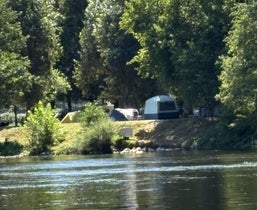 camping au bor de la dordogne et sous les arbres
