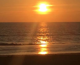 couché de soleil au dessus de l'océan avec couleurs orangées