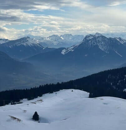 les alpes sous la neige et ciel voilé