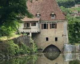 moulin de saint cirq lapopie avec la nature autour
