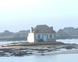 petit maison de saint kado en bretagne au milieu de l'eau