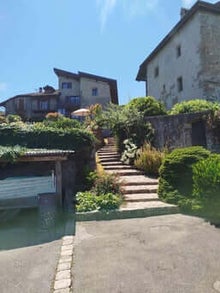 village du Lot avec maisons en pierres en montée avec des marches en pierre et ciel bleu