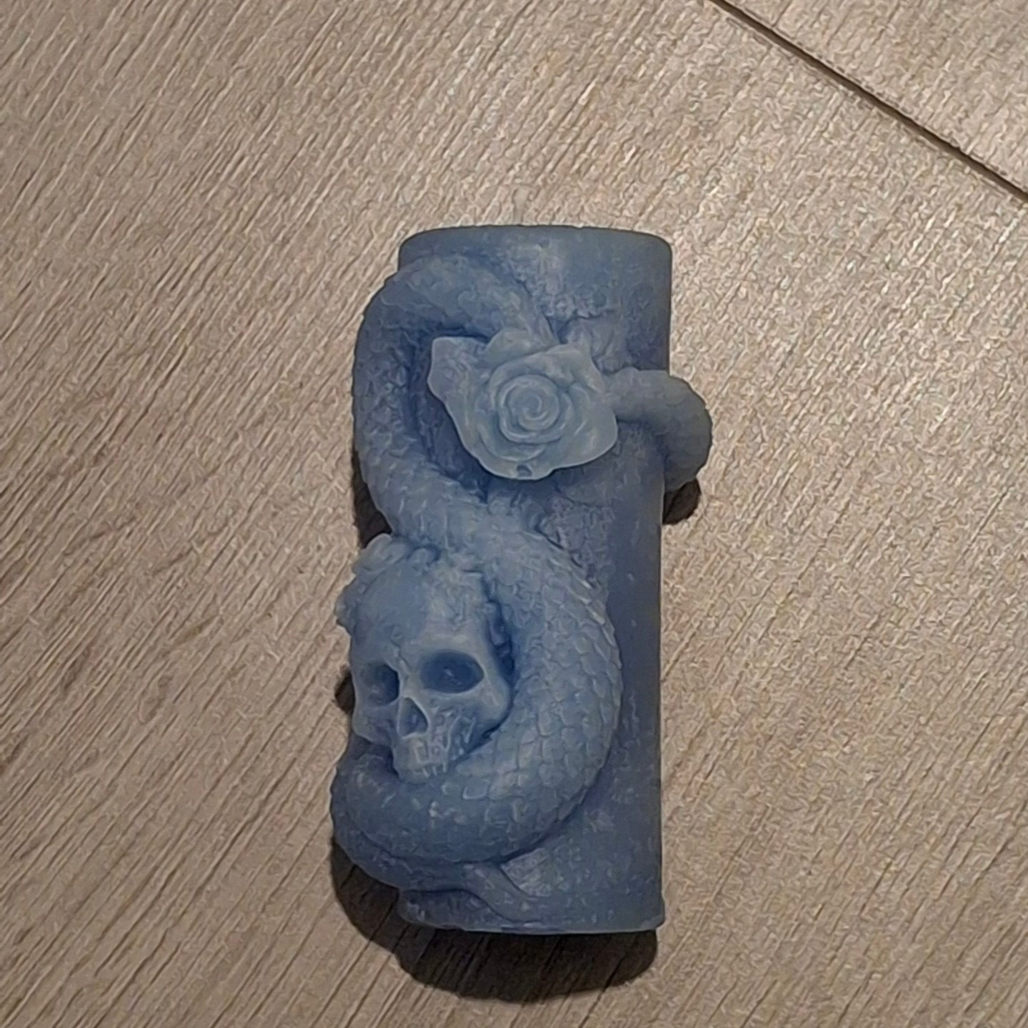 kaars met doodhoofd slang en roos