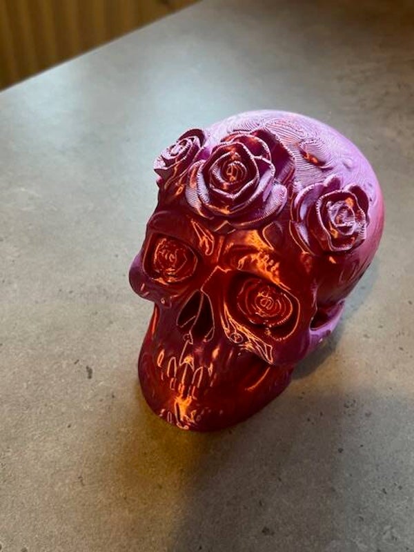 doodhoofd met roze beeldje