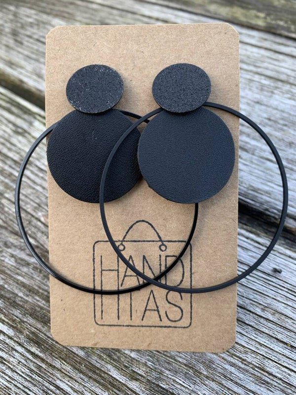 zwarte steker met leren en kunststof cirkel