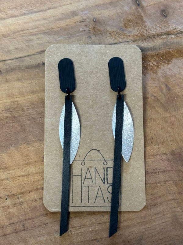 Zwarte ovalen steker met zilverkleurige en zwart leren hanger
