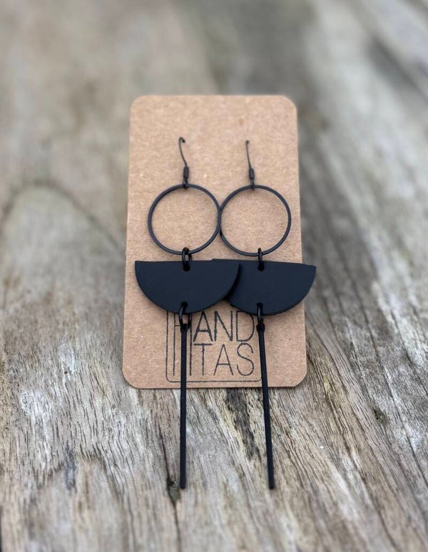 Hanger met zwarte cirkel, staafje en leren halve cirkel.