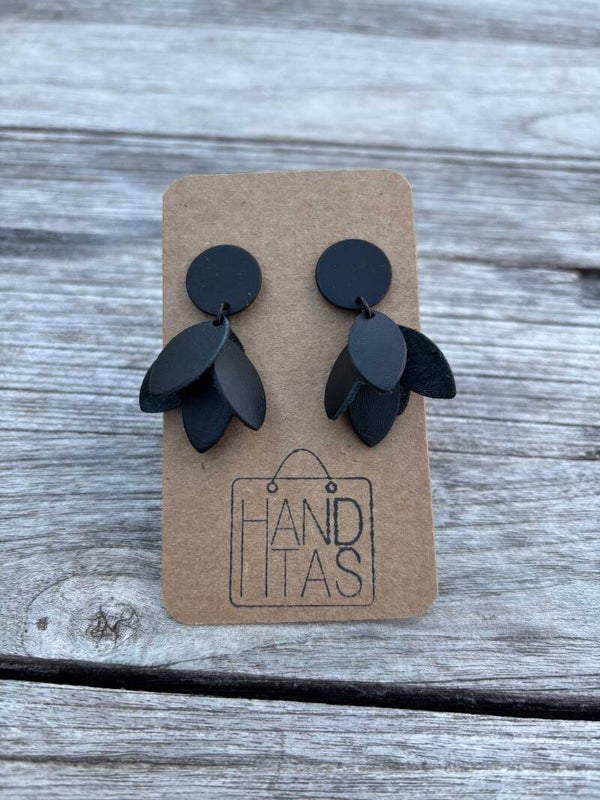 Zwarte steker met zwart leren blaadjes