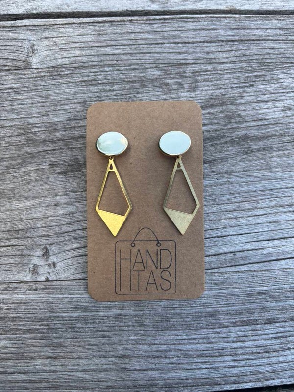 Steker met goudkleurige trapezium.