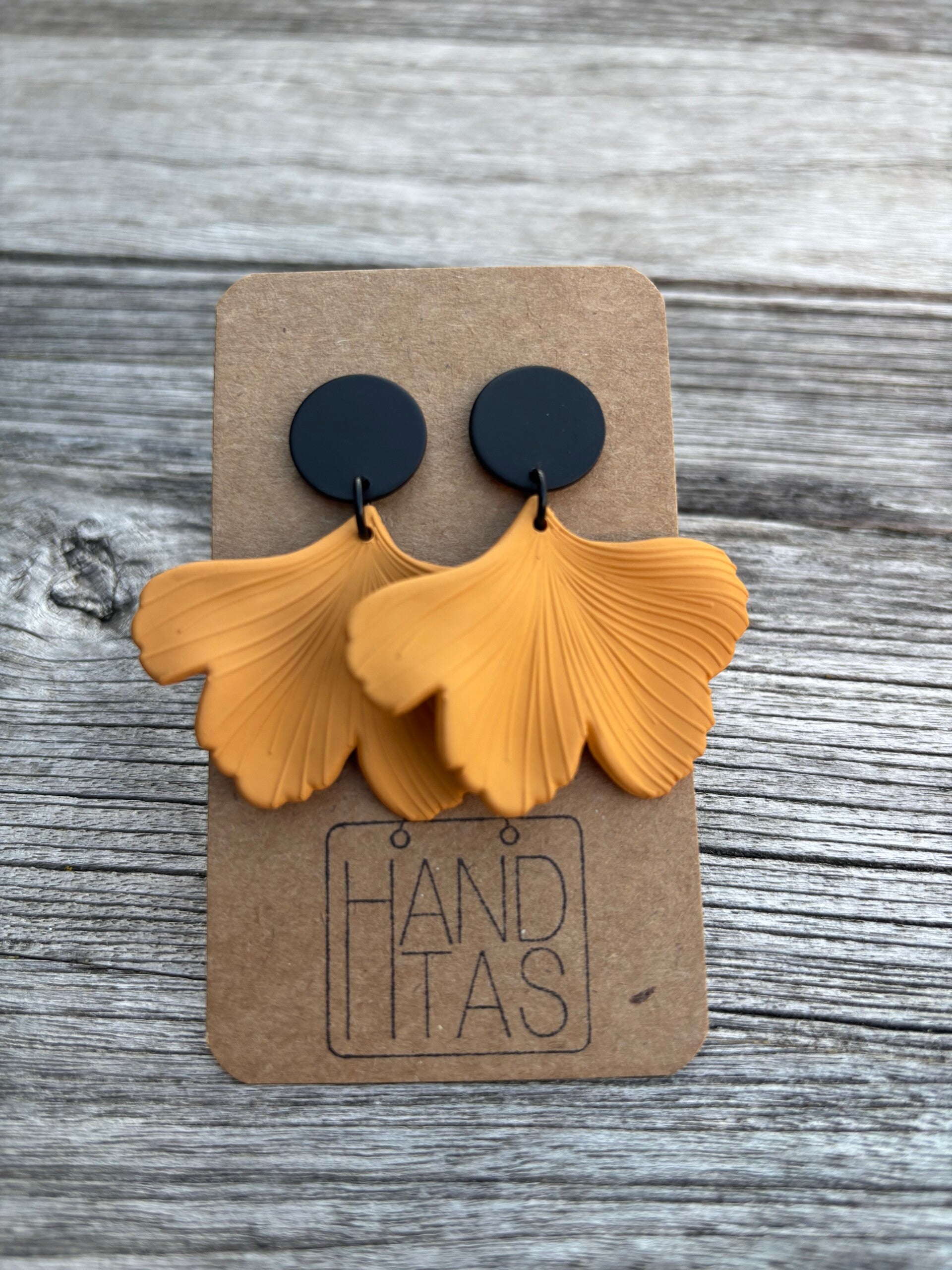 Zwarte steker met oker ginkgo blad