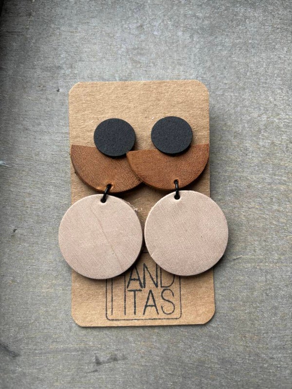 Zwarte steker met halve en hele leren cirkel