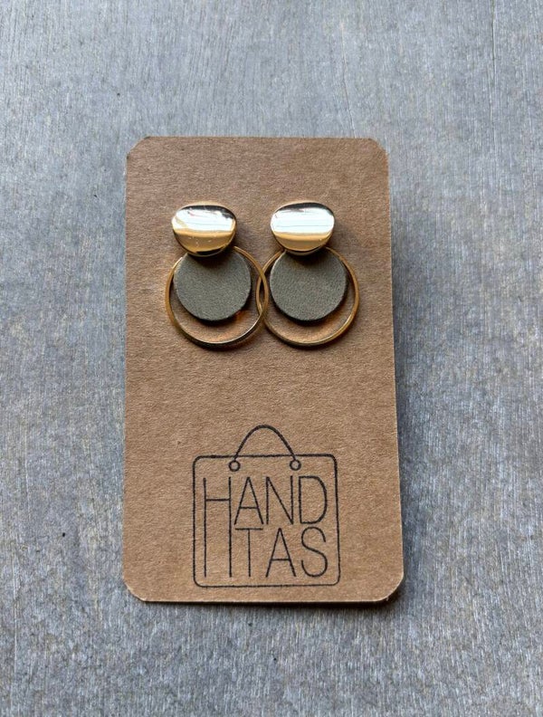 goudkleurig gebogen stekertje met lichtgroen leren en goudkleurige cirkel