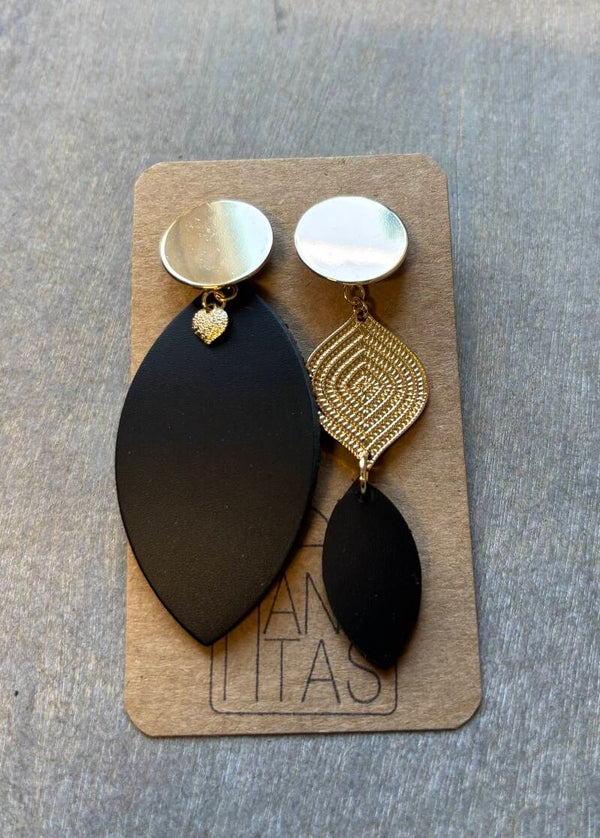 Goudkleurige stekers met zwart leren en goudkleurige hangers