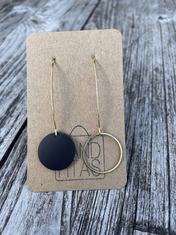 Oorhaak in oud-goudkleur met zwart leren en kunststof cirkel.