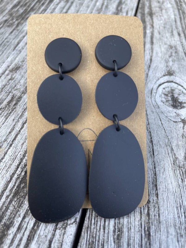 Zwarte steker met zwart leren hangers.