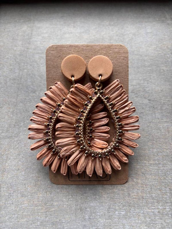 Leren steker met raffia hanger