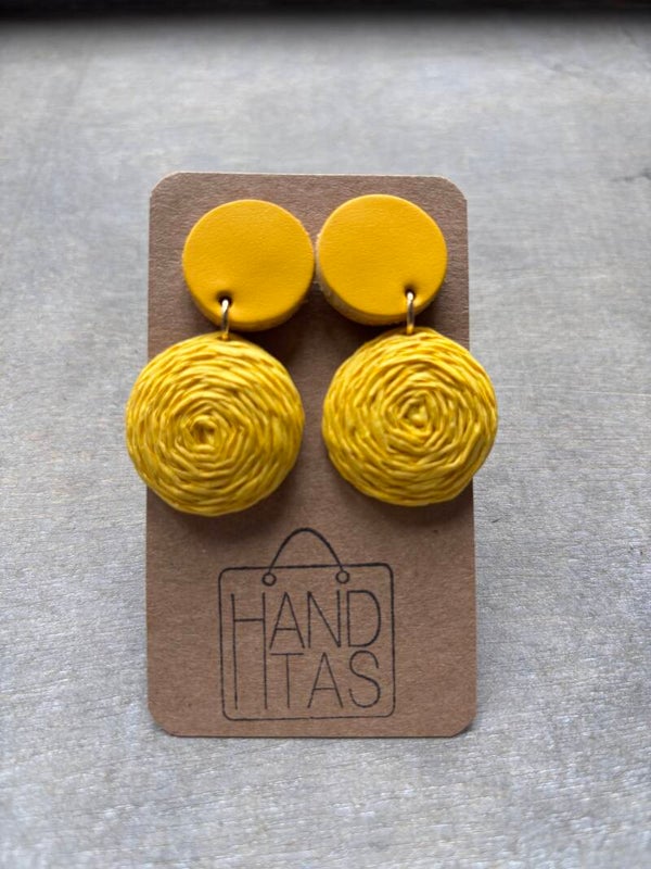 Steker in geel leer met raffia hanger