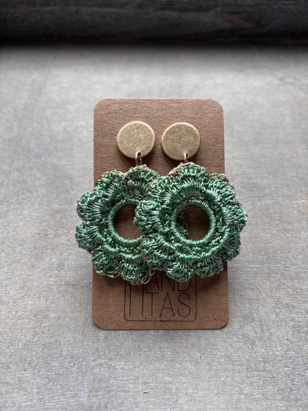 Steker in oud goud kleur met licht groene hanger.