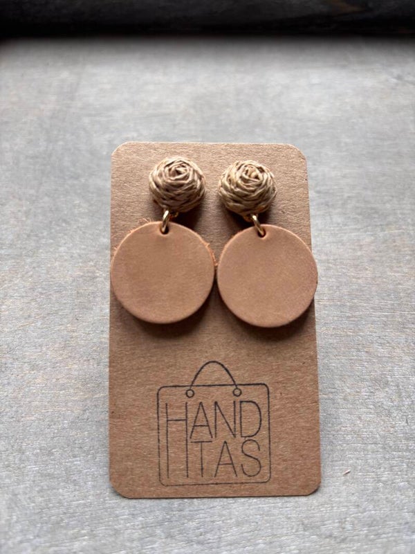 Raffia steker met leren hanger