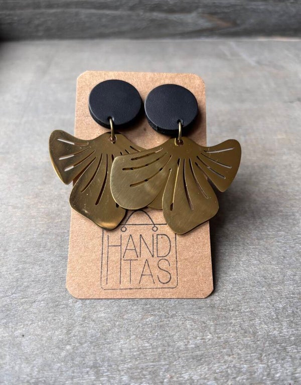 Leren steker met bladvormige hanger