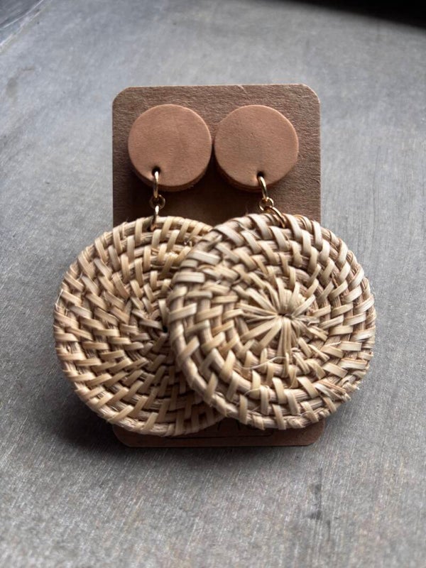 Leren steker met hanger in raffia