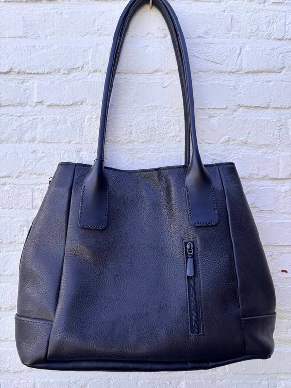 Zwart leren tas met magneetsluiting en ritsen aan de zijkant