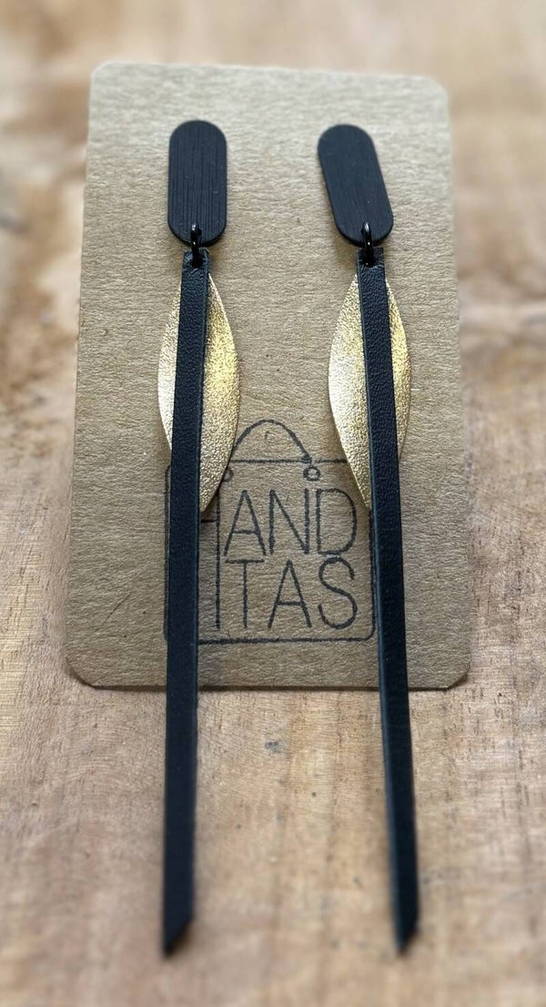 Zwarte ovalen steker met goudkleurige en zwart leren hanger.