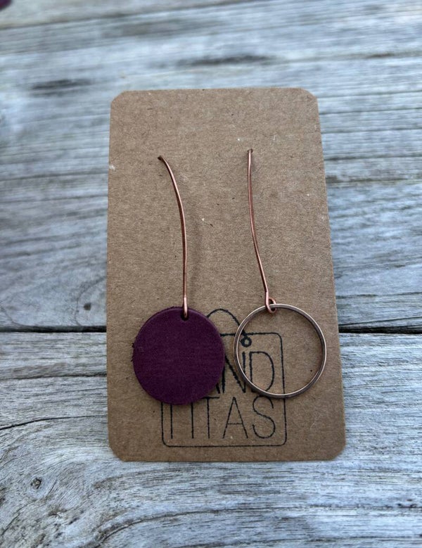 Rosé oorhaak met paars leren en rosé cirkel.