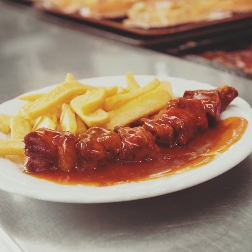 Currywurst mit Pommes