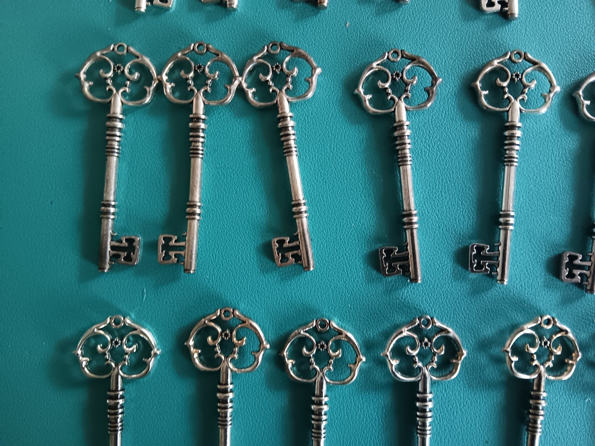 24 Deko Schlüssel aus Metall 8 x 3cm zum Dekorieren und Basteln Hochzeit