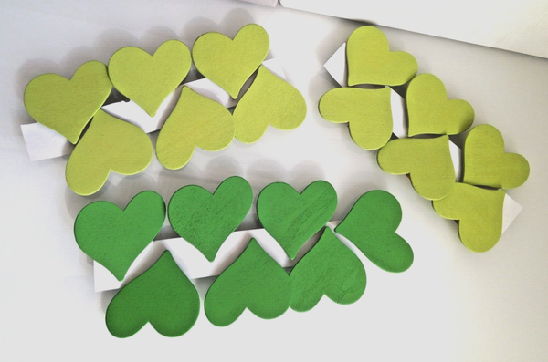 19 Holzherzen an Klammern in grün Herz Holz Herzclip Hochzeit 8cm Wäscheklammer