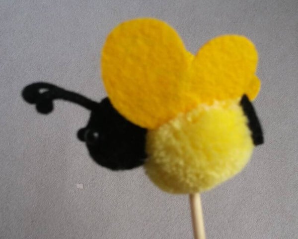 8 süße Deko Bienen am Holzstab Basteln und Dekorieren 5 x 7cm (29cm) Sommer neu