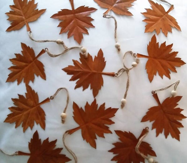 12 Blatthänger aus Rostblech am Sisalband mit Holzperle 10cm Blatt Herbst