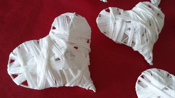 8 weiße Herzen gewickelt mit Papierband Herz in Herzform 6 x 8cm Hochzeit