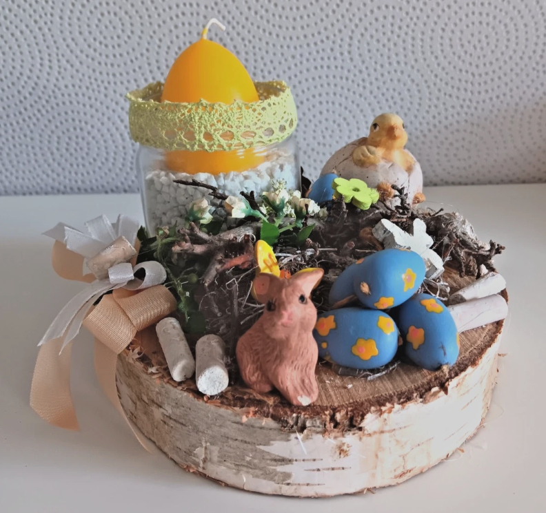 hübsches Ostergesteck auf Birkenscheibe mit Eierkerze Hase und Küken 18cm