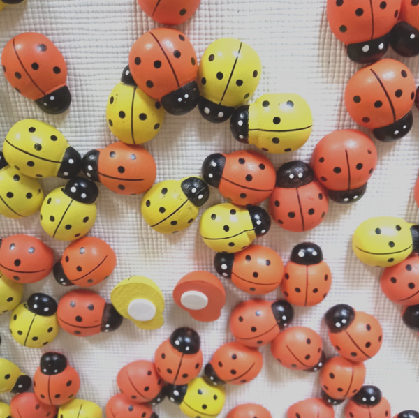 80 Deko Marienkäfer 2,5cm Klebepunkt in gelb und orange Käfer Glück Sommer neu