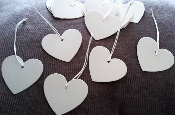 20 Pappherzen Herzen aus weißer Pappe an weißer Kordel 6x7cm (15cm) neu