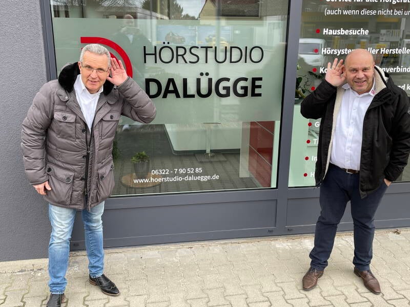 Detlev Menzel und Axel Dalügge vor einem Ihrer Geschäfte