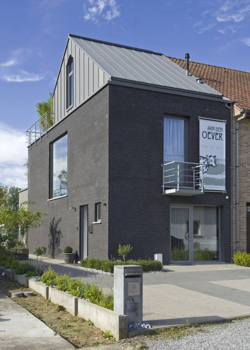 Voorzijde met 3 parkeerplaatsen van vakantiewoning Aan Den Oever te Korbeek-Dijle